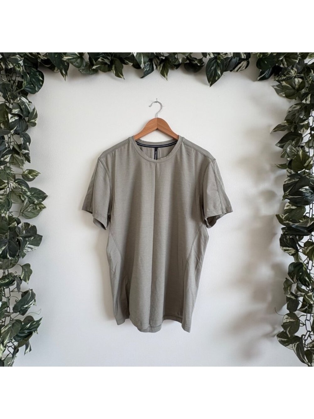 Ten Thousand Athletic Scoop Neck Short Sleeve Shirt Heathered Tan Men’s Size M